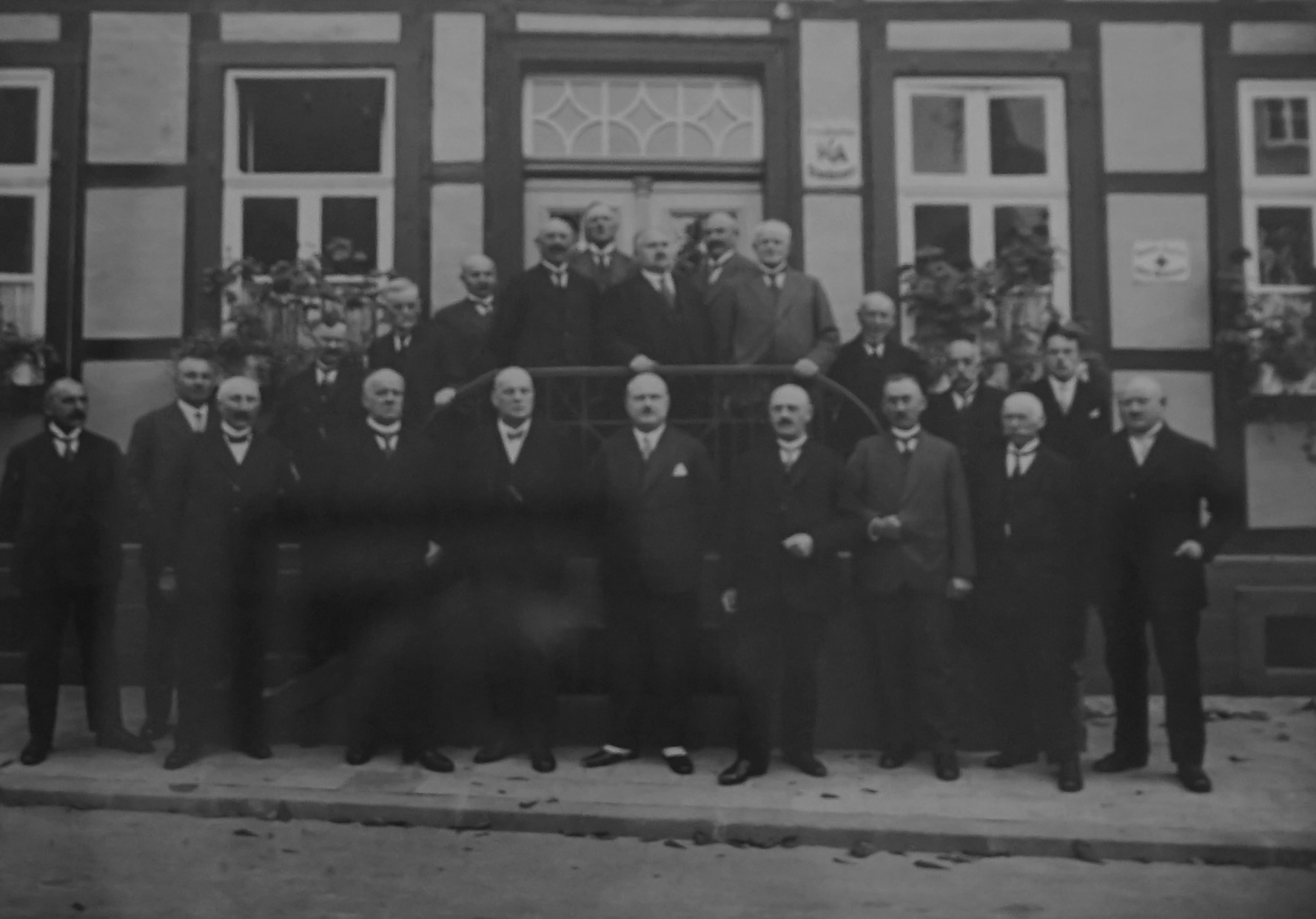 Kommunalpolitik war in Bad Lippspringe schon immer Sache der Bürger. Hier das historische Foto einer Ratsvertretung im Jahre 1929. Das Bild entstand auf der Treppe vor dem damaligen Rathaus nahe der Lippequelle